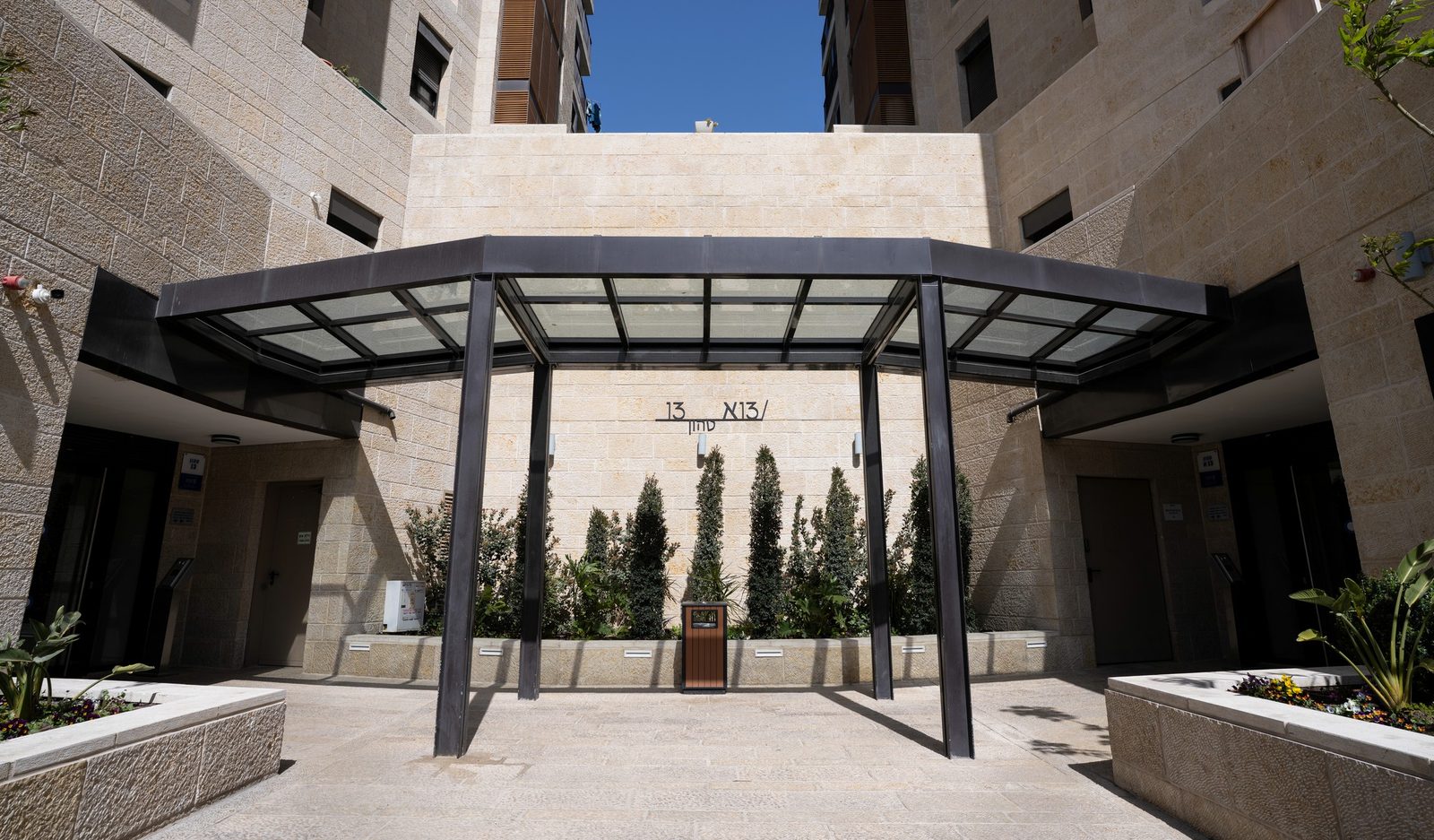 קירוי הזכוכית וקונסטרוקציית הברזל במעבר שבין שני בנייני המגורים בטהון